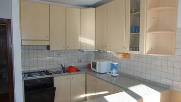 KylskÄp, mikrovÄgsugn, ugn och spishÀll