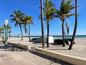 Rannalla, aurinkotuoleja, rantapyyhkeitä