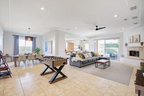 Televisión, chimenea y estéreo 