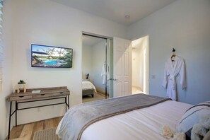 3 bedrooms, desk, iron/ironing board, travel cot