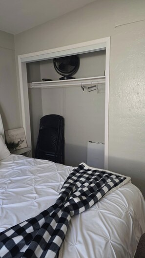 4 室のベッドルーム、アイロン / アイロン台、WiFi (無料)、ベッドシーツ