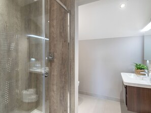 Rainfall showerhead, hair dryer, bathrobes, towels - 1 bedroom accommodation in Abbeystead, near Lancaster (Abbeystead, near Lancaster)