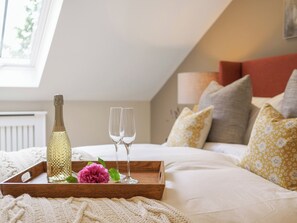 1 bedroom, travel cot, free WiFi, bed sheets - 1 bedroom accommodation in Abbeystead, near Lancaster (Abbeystead, near Lancaster)