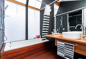 Combined shower/tub, soap, toilet paper