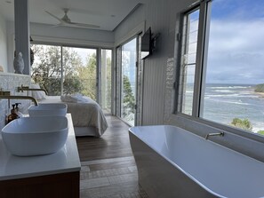 Bañera con ducha, secador de pelo, toallas, jabón
