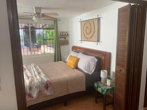 1 chambre, fer et planche à repasser, lit de bébé portatif