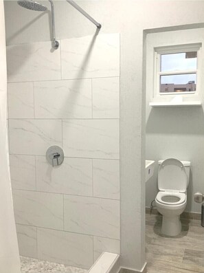 Dusche, Handtücher, Seife, Toilettenpapier