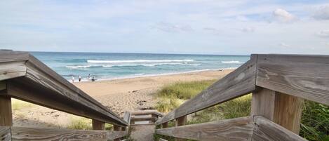 På stranden, solsenger og strandhåndklær