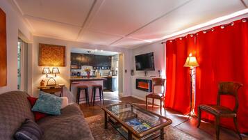 Smart TV, Netflix, books, streaming services