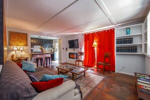 Smart TV, chimenea, Netflix, libros