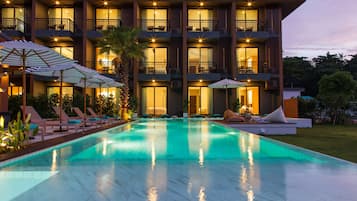 Outdoor pool, pool loungers