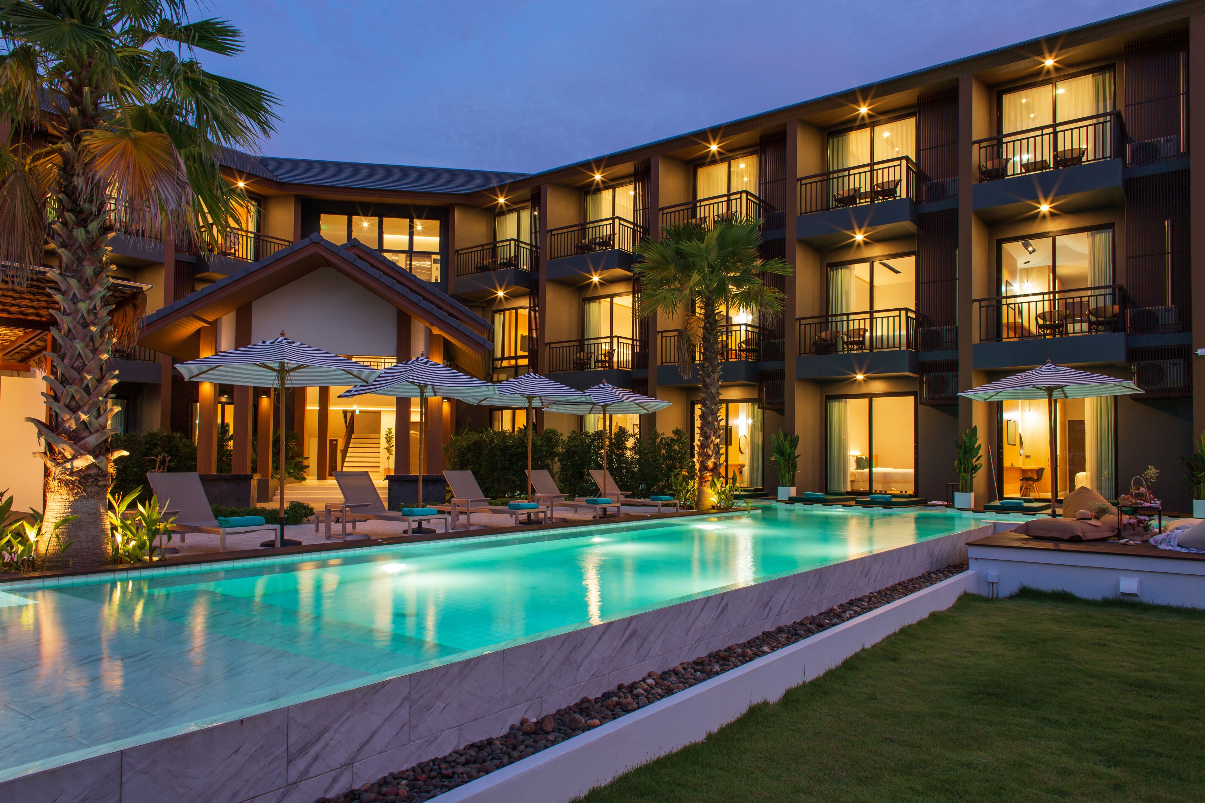 Outdoor pool, sun loungers