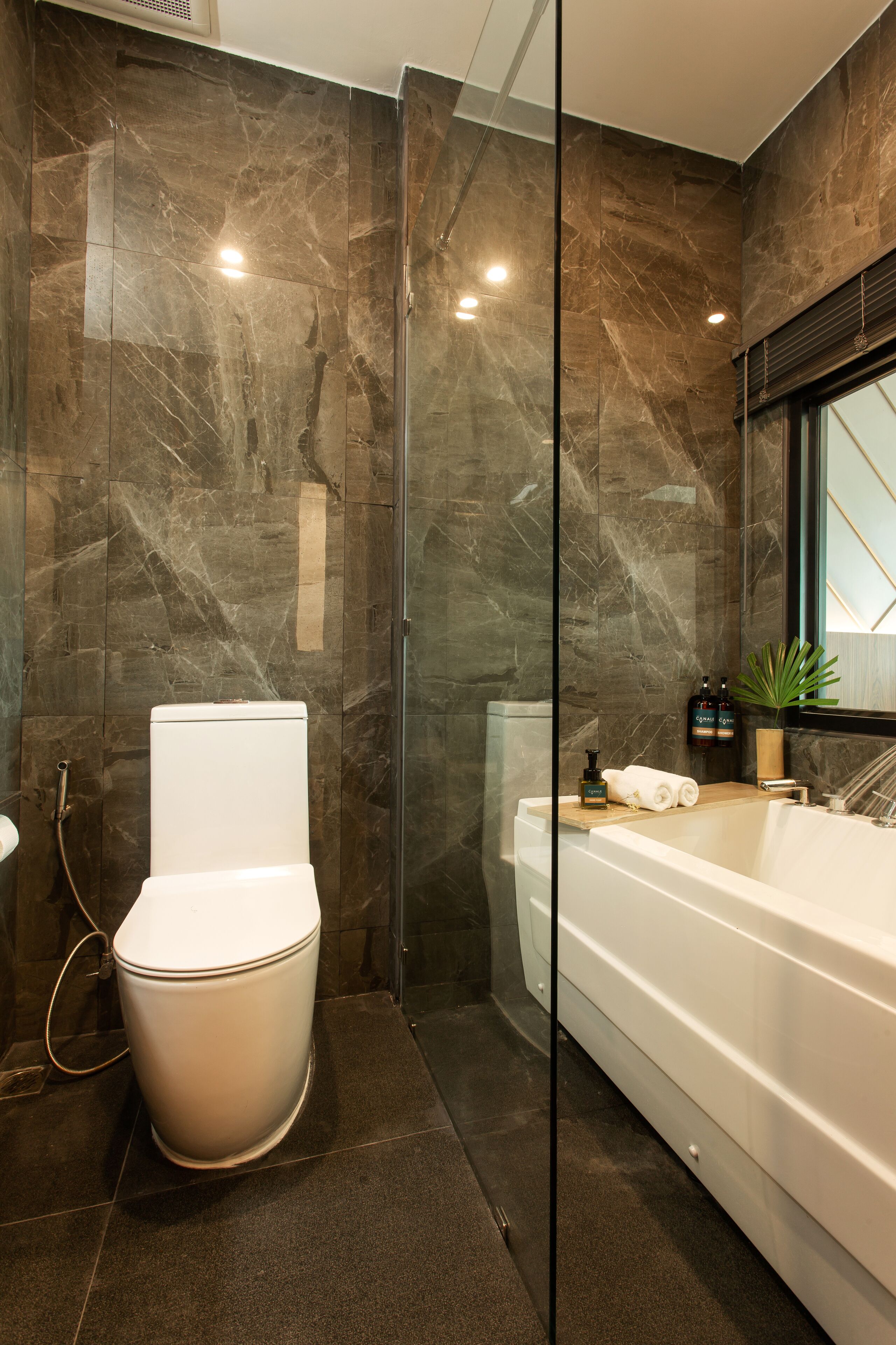 Un baño moderno con inodoro, ducha y bañera.