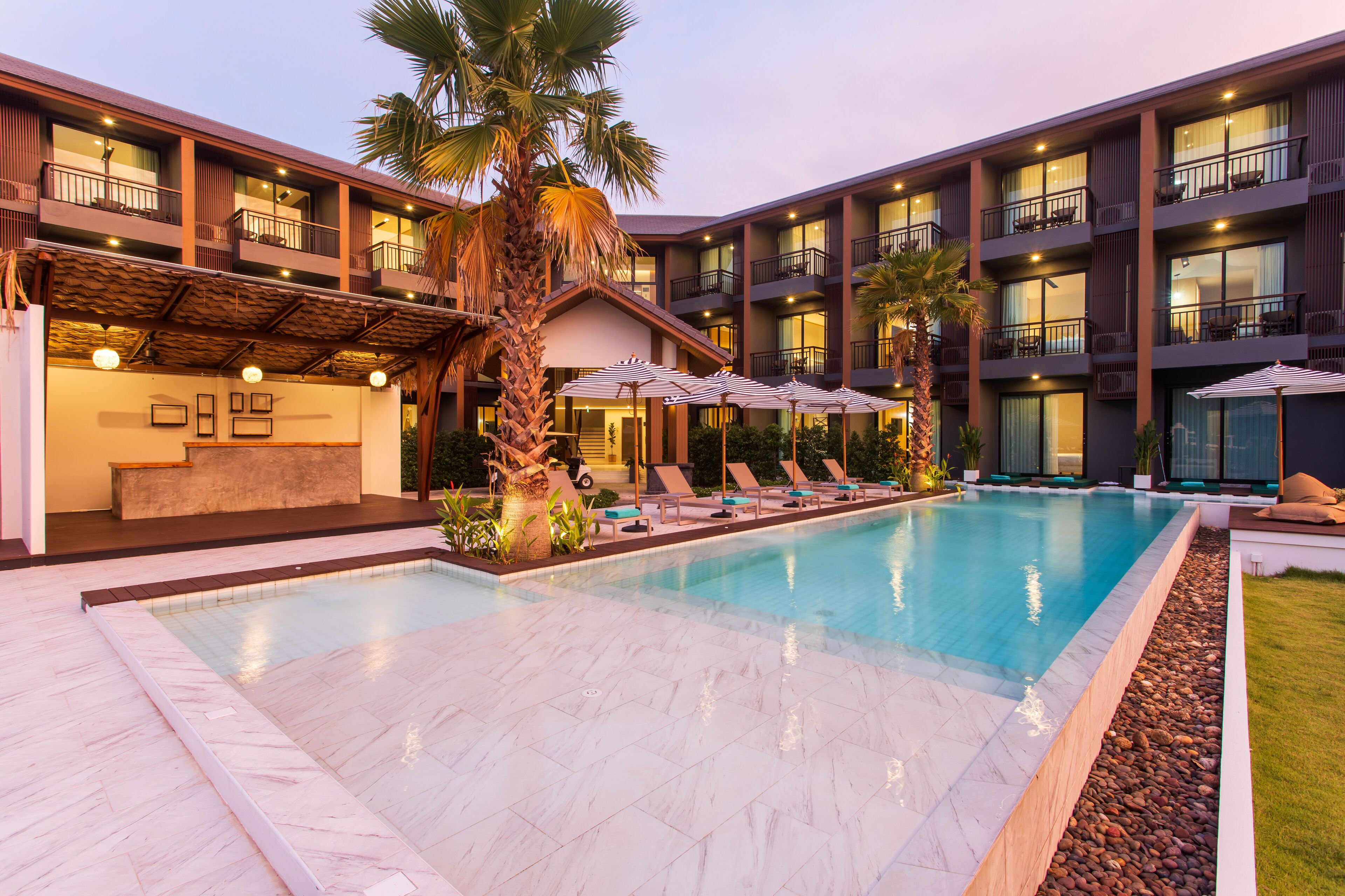 Alberca al aire libre y camastros 