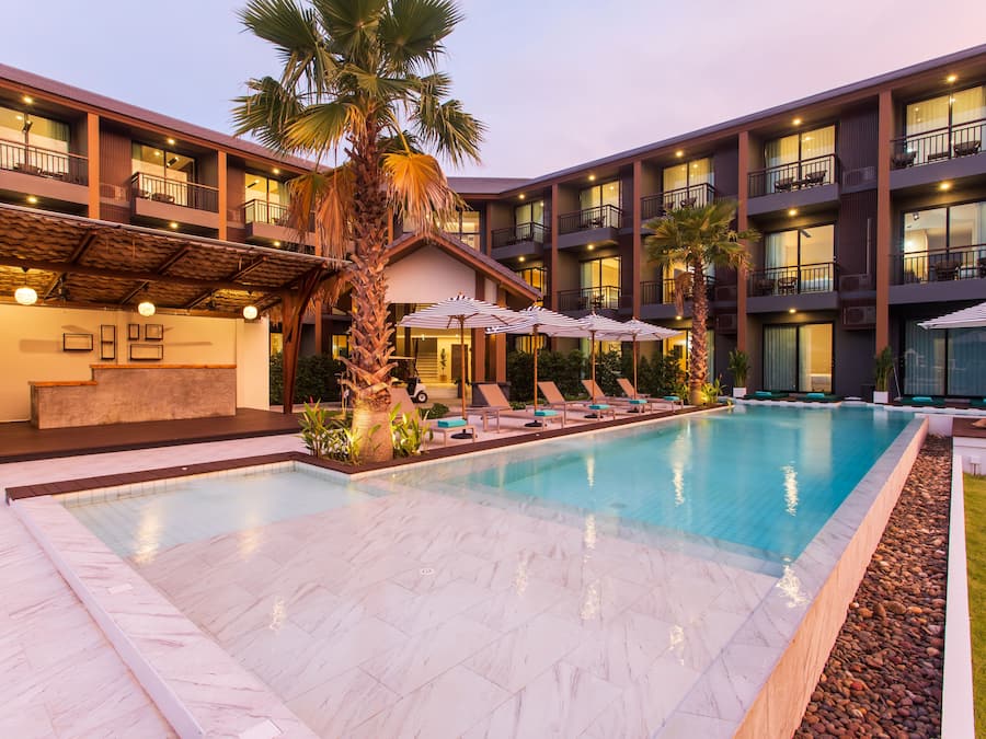 Una piscina al aire libre, tumbonas