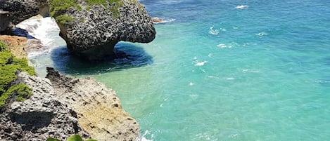 Una spiaggia nelle vicinanze