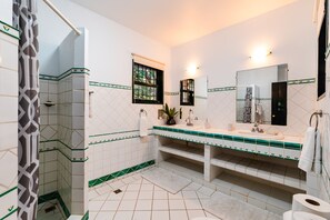 Shower, hair dryer, towels, soap - Villa Luna Grande Secluded Beach Estate (Guanacaste Province)