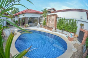Outdoor pool - Lorin Villa 4BR with Private Pool (Pattaya)