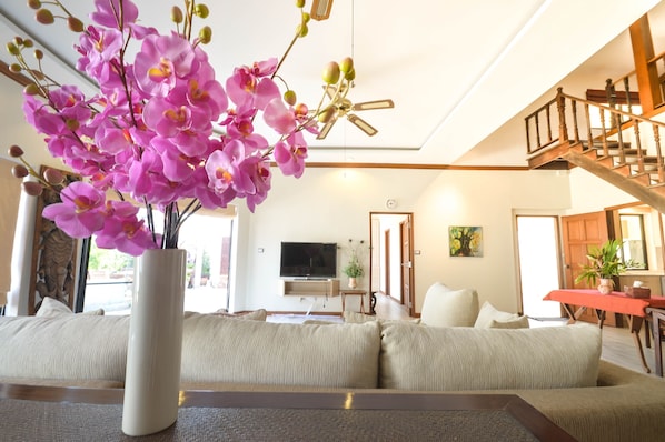 4-Bedroom Private Pool Villa | Área de sala de estar | Televisión LCD 