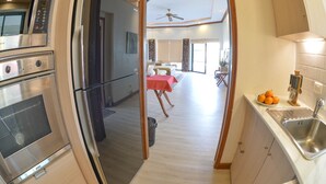4-Bedroom Private Pool Villa | 専用キッチン | 冷蔵庫、電子レンジ、オーブン、コンロ