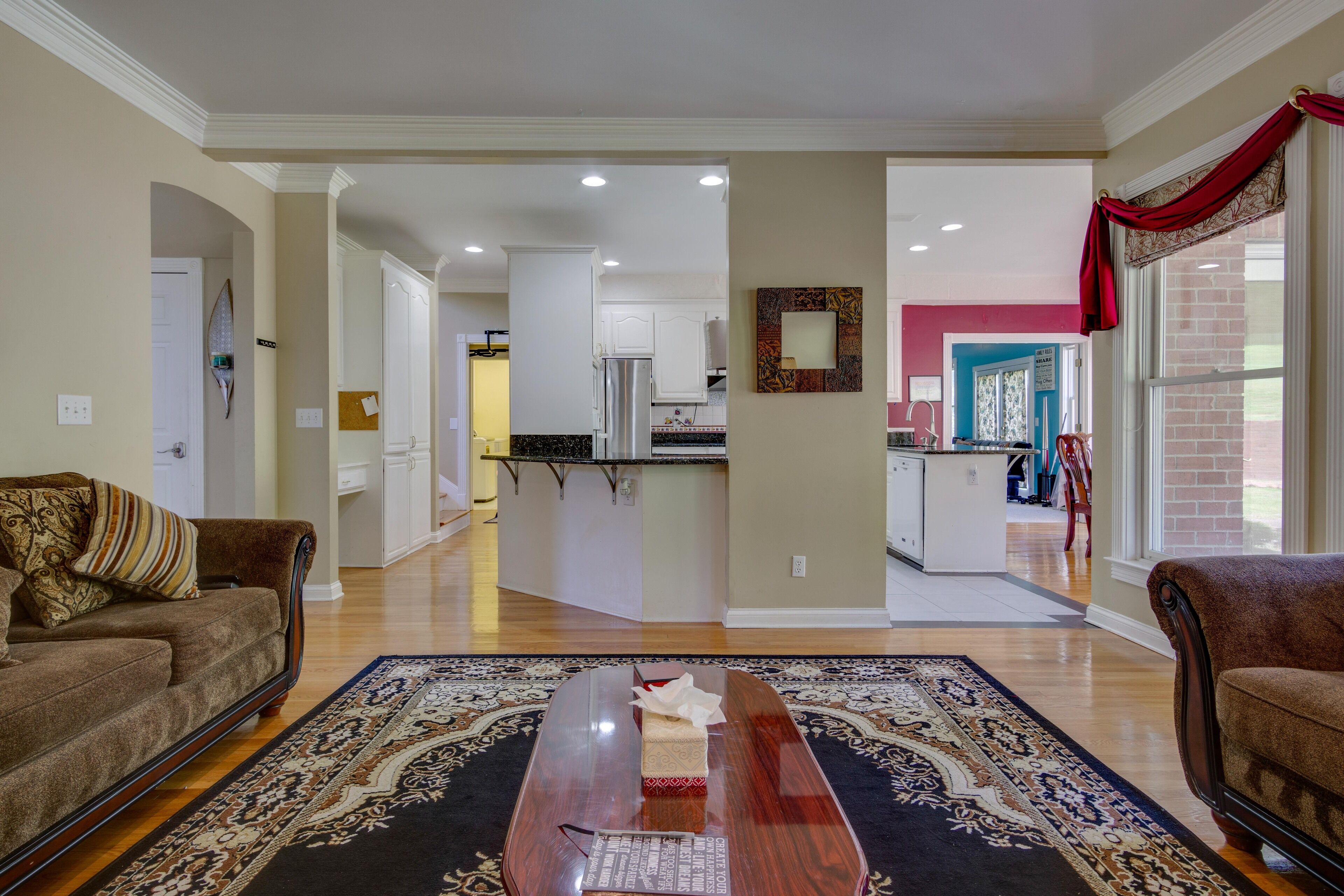 Smart TV, chimenea, reproductor de DVD y tenis de mesa 