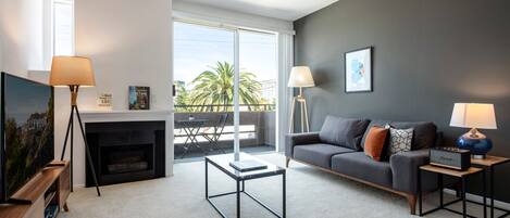 تلفزيون، مدفأة، ستيريو