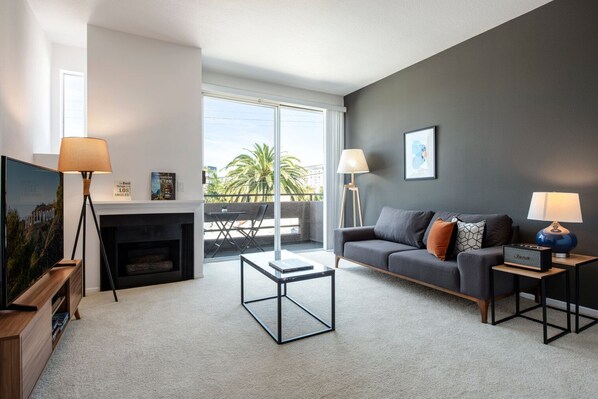 Televisión, chimenea y estéreo 