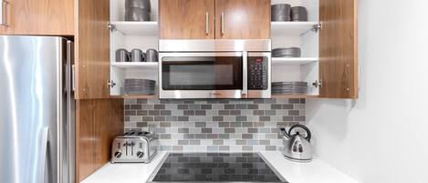 ثلاجة، ميكروويف، فرن، غسالة أطباق