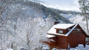Unclassified image, 4 of 24, button - Cozy and Clean Pigeon Forge Cabin with Open Mountain Views - EASY ACCESS ROADS! (Sevierville)