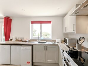 Een vaatwasser, een kinderstoel