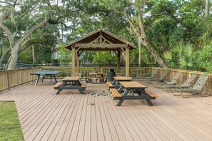 Outdoor dining - Edisto Island | Coastal Hideaway | Golf, Beach & Pool Access (Edisto Island)