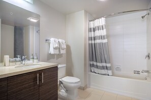 Sèche-cheveux, serviettes fournies