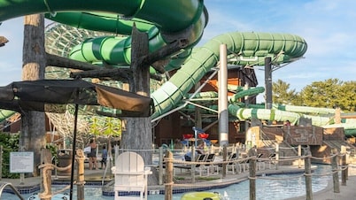 Wisconsin Dells | Couples Lake Retreat | Pool + Lake