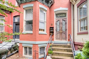 Exterior detail - Sleek Logan Circle 1BR w/ W/D close to 14th St by Blueground (Washington, D.C)