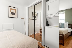 1 slaapkamer, een strijkplank/strijkijzer, wifi, beddengoed