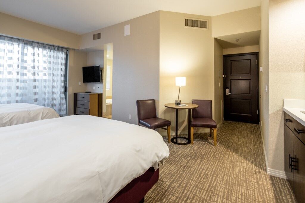 2 bedrooms, in-room safe, desk, iron/ironing board