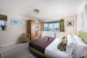 4 bedrooms, desk, iron/ironing board, Internet