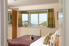 4 bedrooms, desk, iron/ironing board, internet