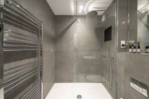 Bañera, secador de pelo, toallas