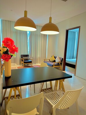 エグゼクティブ アパートメント 2 ベッドルーム | リビング エリア | 40 インチのLED テレビ (衛星放送視聴可)、テレビ、暖炉