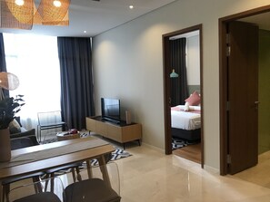 ファミリー アパートメント 3 ベッドルーム | リビング エリア | 40 インチのLED テレビ (衛星放送視聴可)、テレビ、暖炉