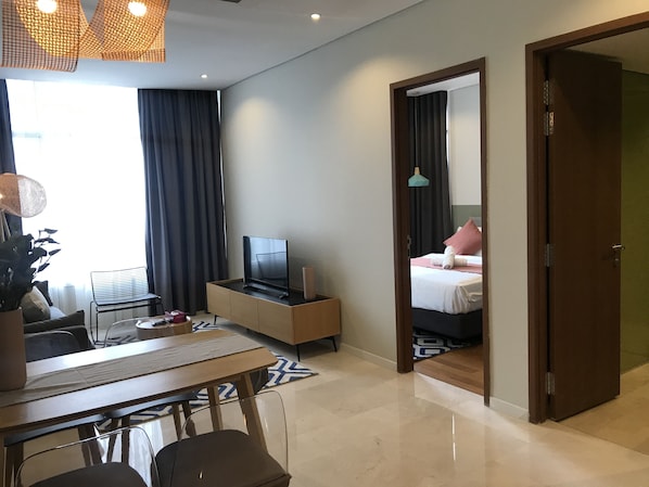 家庭公寓, 3 间卧室 | 起居区 | 40-英寸LED 电视(配备卫星频道)、电视、壁炉