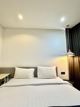 Minibar, sistema de insonorización y tabla de planchar con plancha