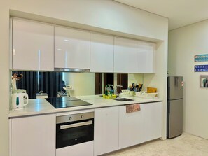 ファミリー アパートメント 3 ベッドルーム | リビング エリア | 40 インチのLED テレビ (衛星放送視聴可)、テレビ、暖炉