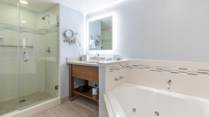 Haartrockner, Bidet, Handtücher, Seife