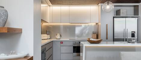 Rumah | Dapur pribadi | Lemari es besar, microwave, oven, dan kompor
