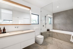 Casa | Baño | Secador de pelo, albornoces, jabón y champú