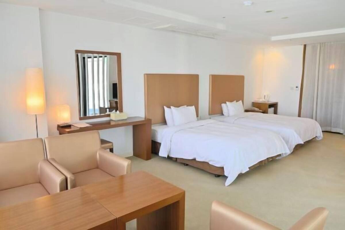 Down comforters, laptop workspace, soundproofing, WiFi (free)