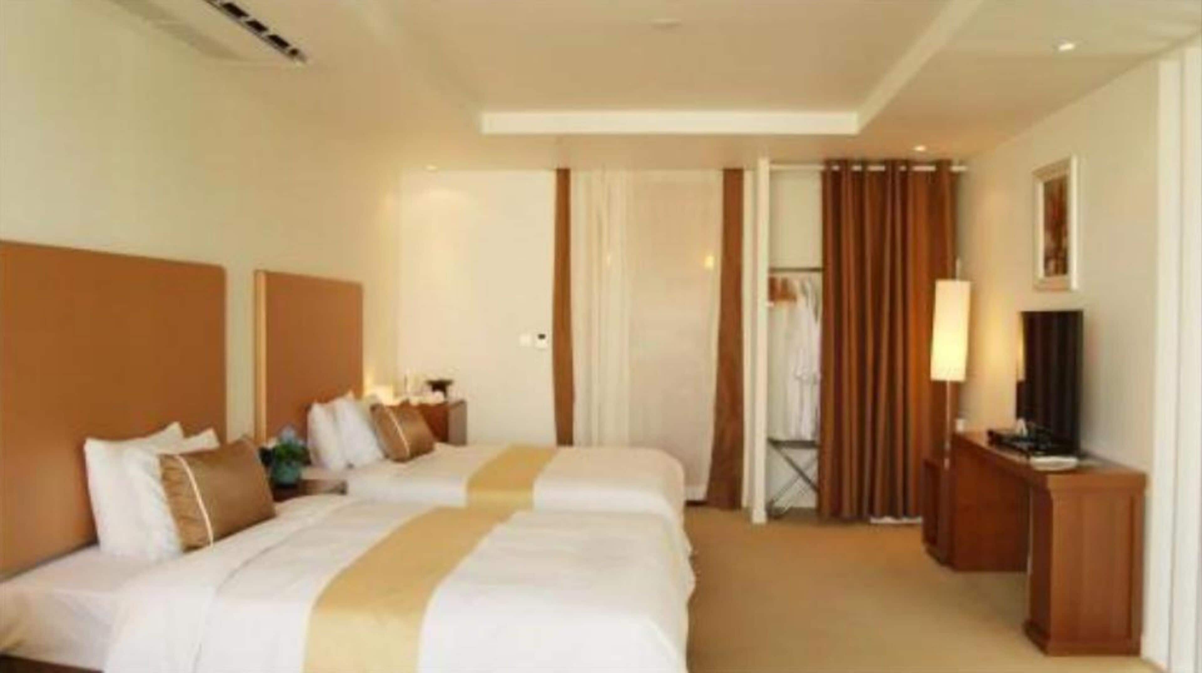 Deluxe Double Twin Room | Down comforters, laptop workspace, soundproofing, free WiFi