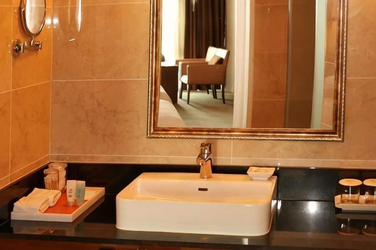 Salle de bain | Articles de toilette de luxe, sĂšche-cheveux, peignoirs, chaussons